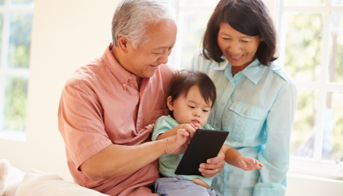grandparents-with-grandchild-online