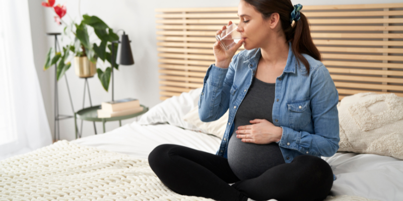 woman staying hydrated to avoid pregnancy symptoms