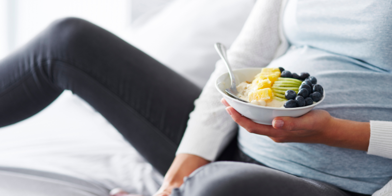 pregnant woman eating small meals to avoid morning sickness